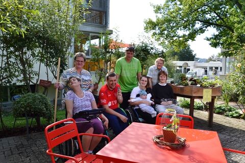 Sie haben die Kräuterbeet-Ecke aus ihrem Dornröschenschlaf wach gegärtnert und mit Tatkraft und tollen Ideen zu einem Ort des Wohlfühlens gemacht (v.l.n.r.) Elfriede Hildenbrand und Tochter Katharina, Marco Mersch, Thomas Wilke und Nadine Helwig mit dem kleinen Sohn sowie Peter und Robin Tobiasch. Bild: aj